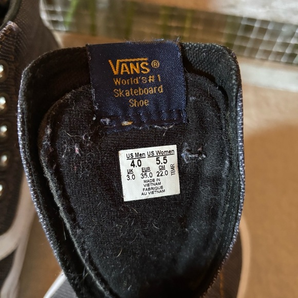 VANS Sk8-Hi Overwashed Shoes
Mens 4, Women’s 5.5. Dark gray canvas. Unisex - Picture 6 of 9